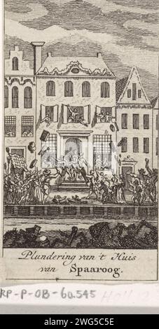 Plünderung des Hauses von Kapitän Martinus Spaaroog, Simon Fokke, 1781 Druckschrift Plunning durch eine wütende Menge des Hauses von Kapitän Martinus Spaaroog auf der Reguliersgracht während des Lautsprecheraufstands. In der Mitte oben: 59. Amsterdam Papierätzung Plünderung  Aufstand Amsterdam Stockfoto