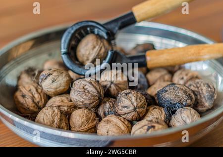 Frisch gepflückte Walnüsse in einer Schüssel Stockfoto