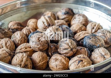 Frisch gepflückte Walnüsse in einer Schüssel Stockfoto