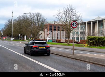 Slough, Großbritannien. Februar 2024. Der Stadtrat von Slough wird die Geschwindigkeitsbegrenzung auf der A4 Bath Road (Abbildung) in Slough, Berkshire, ab dem 12. Februar ändern. Die neue Geschwindigkeitsbegrenzung wird auf der A4 und einigen anderen Straßen in Slough von 40 auf 30 mph reduziert. Seit der Errichtung einer Busspur auf der A4 in Slough ist der Verkehr zu Spitzenzeiten oft schon unterbrochen, was für Pendler und Schulfahrer große Verzögerungen bedeutet. Quelle: Maureen McLean/Alamy Live News Stockfoto