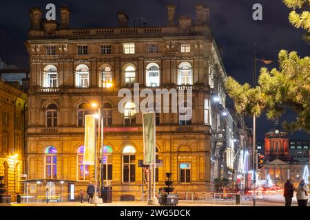 62 Castle Street, Liverpool, ehemaliges Hauptquartier der Bank, jetzt ein Hotel. Liverpool Town Hall in der Ferne. Stockfoto