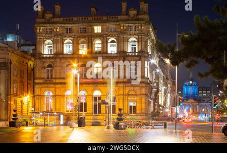 62 Castle Street, Liverpool, ehemaliges Hauptquartier der Bank, jetzt ein Hotel. Liverpool Town Hall in der Ferne. Stockfoto