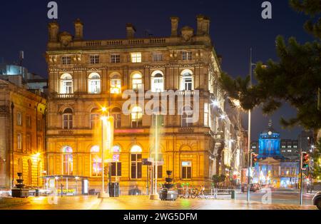 62 Castle Street, Liverpool, ehemaliges Hauptquartier der Bank, jetzt ein Hotel. Liverpool Town Hall in der Ferne. Stockfoto