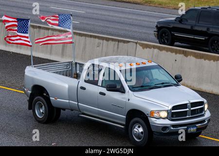 Dripping Springs, USA. Februar 2024. Mehrere hundert Lkw, Autos und andere Fahrzeuge trafen sich am 2. Februar 2024 in Dripping Springs, Texas, um einen langsamen Konvoi über San Antonio und Uvalde nach Quemado und Eagle Pass in Texas zu fahren, um zu behaupten, dass Amerikas Grenzen unsicher seien. (Foto: John Rudoff/SIPA USA) Credit: SIPA USA/Alamy Live News Stockfoto