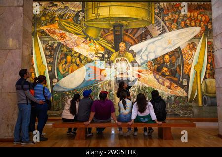 Reiseleiter mit Touristen, die Fresken von Diego Rivera, Palacio de Bellas Artes (Palast der Schönen Künste), Mexiko-Stadt, Mexiko betrachten Stockfoto