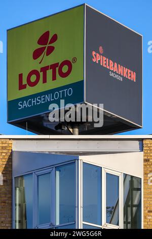 01. Februar 2024, Sachsen, Leipzig: Auf dem Dach des Hauptsitzes rotieren die Logos Sachsenlotto und Spielbanken Sachsen. Ein Jahr nach dem Eintritt in das Online-Spielautomaten-Geschäft hat die sächsische Spielbanken GmbH eine positive Bilanz gezogen. Die Spielbanken Sachsen behauptet, das erste und einzige staatliche Unternehmen in Deutschland zu sein, das die Möglichkeiten des Glücksspielstaatsvertrags nutzt. Es erlaubt unter bestimmten Bedingungen zuvor verbotene virtuelle Spielautomaten, Online-Poker und Online-Casino-Spiele. Außerdem dürfen die Spieler nicht mehr als 1 ausgeben, Stockfoto