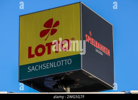 01. Februar 2024, Sachsen, Leipzig: Auf dem Dach des Hauptsitzes rotieren die Logos Sachsenlotto und Spielbanken Sachsen. Ein Jahr nach dem Eintritt in das Online-Spielautomaten-Geschäft hat die sächsische Spielbanken GmbH eine positive Bilanz gezogen. Die Spielbanken Sachsen behauptet, das erste und einzige staatliche Unternehmen in Deutschland zu sein, das die Möglichkeiten des Glücksspielstaatsvertrags nutzt. Es erlaubt unter bestimmten Bedingungen zuvor verbotene virtuelle Spielautomaten, Online-Poker und Online-Casino-Spiele. Außerdem dürfen die Spieler nicht mehr als 1 ausgeben, Stockfoto