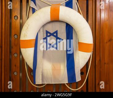 Rettungsschirm und israel-Flagge auf hölzernem Hintergrund Stockfoto