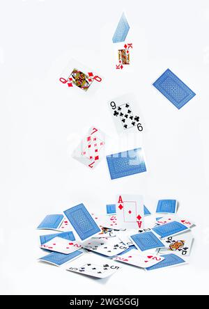 .Spielkarten frei fallen auf weißen Hintergrund. Stockfoto