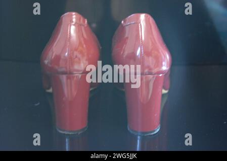 Der reine modische Stil, dunkle Kirschlackschuhe mit spitzer Spitze, Damenschuhe mit Absatzschuhen aus echtem Leder. Stockfoto