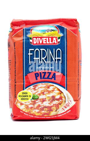 1 kg Beutel Divella Farina Pizzamehl auf weißem Hintergrund Stockfoto