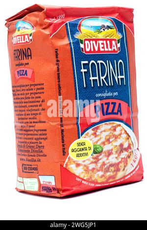 1 kg Beutel Divella Farina Pizzamehl auf weißem Hintergrund Stockfoto