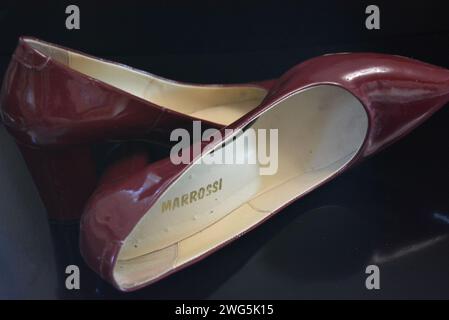 Der reine modische Stil, dunkle Kirschlackschuhe mit spitzer Spitze, Damenschuhe mit Absatzschuhen aus echtem Leder. Stockfoto