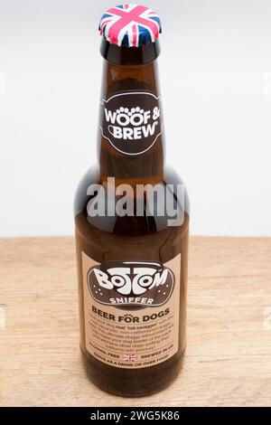 330 ml Flasche Woof and Brew Bottom Sniffer Beer für Hunde auf weißem Hintergrund Stockfoto