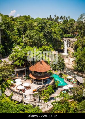 Wunderschönes Restaurant mit Infinity Pool und Wasserfall, Bali Stockfoto
