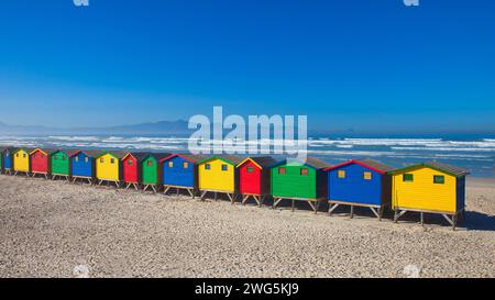 Farbenfrohe Hütten am Strand von muizenberg mit sonnigem blauem Himmel Stockfoto