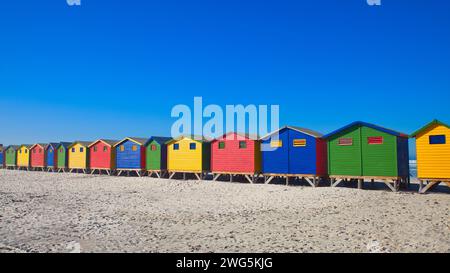 Farbenfrohe Hütten am Strand von muizenberg mit sonnigem blauem Himmel Stockfoto
