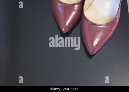 Der reine modische Stil, dunkle Kirschlackschuhe mit spitzer Spitze, Damenschuhe mit Absatzschuhen aus echtem Leder. Stockfoto