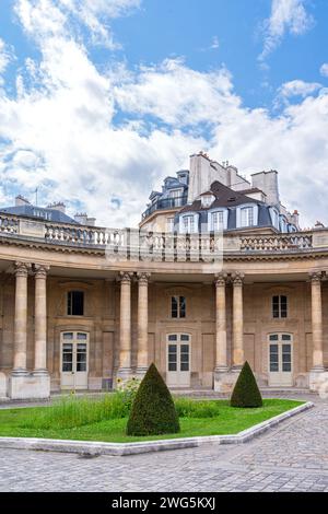 Paris, Frankreich - 23. Juli 2023: Innenhof und Außenseite des Nationalarchivmuseums im Marais-Viertel. Stockfoto