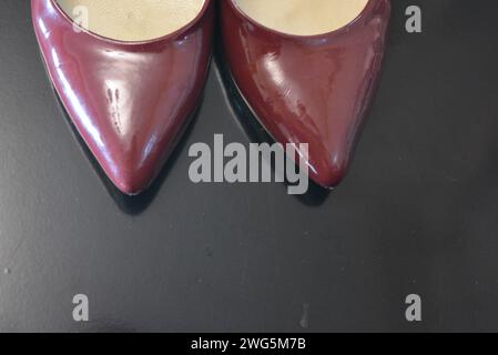 Der reine modische Stil, dunkle Kirschlackschuhe mit spitzer Spitze, Damenschuhe mit Absatzschuhen aus echtem Leder. Stockfoto