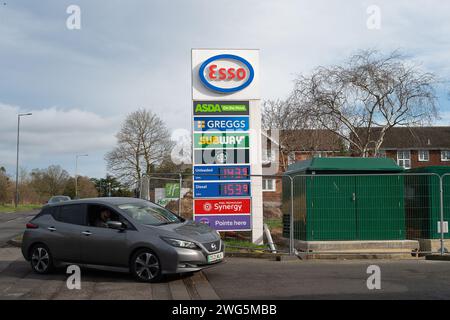 Maidenhead, Großbritannien. Februar 2024. Eine Esso Tankstelle in Maidenhead, Berkshire. Die Benzinpreise steigen wieder an. Nach Angaben des Ministeriums für Energiesicherheit und Net Zero ist das Vereinigte Königreich das neuntteuerste Land in der EU für Benzinpreise. Quelle: Maureen McLean/Alamy Live News Stockfoto