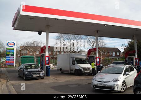 Maidenhead, Großbritannien. Februar 2024. Eine Esso Tankstelle in Maidenhead, Berkshire. Die Benzinpreise steigen wieder an. Nach Angaben des Ministeriums für Energiesicherheit und Net Zero ist das Vereinigte Königreich das neuntteuerste Land in der EU für Benzinpreise. Quelle: Maureen McLean/Alamy Live News Stockfoto