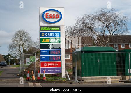 Maidenhead, Großbritannien. Februar 2024. Eine Esso Tankstelle in Maidenhead, Berkshire. Die Benzinpreise steigen wieder an. Nach Angaben des Ministeriums für Energiesicherheit und Net Zero ist das Vereinigte Königreich das neuntteuerste Land in der EU für Benzinpreise. Quelle: Maureen McLean/Alamy Live News Stockfoto