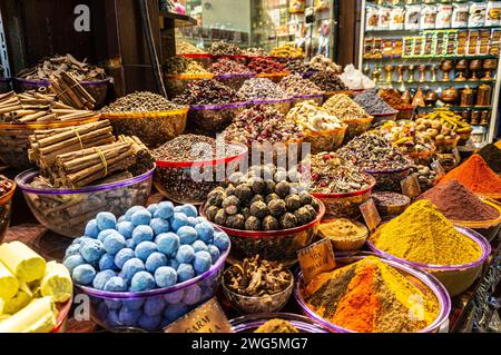 Eine Theke mit Gewürzen und Gewürzen auf dem alten arabischen Gewürzmarkt. Eine große Anzahl von Farben und Aromen. Dubai. Stockfoto