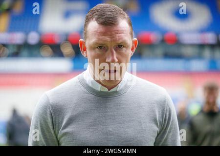 Barnsley FC-Manager Neill Collins während des Spiels der Sky Bet League 1 zwischen Bolton Wanderers und Barnsley im Toughsheet Stadium, Bolton am Samstag, den 3. Februar 2024. (Foto: Mike Morese | MI News) (Foto: MI News/NurPhoto) Credit: NurPhoto SRL/Alamy Live News Stockfoto