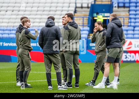 Spieler des FC Barnsley besichtigen das Feld während des Spiels der Sky Bet League 1 zwischen Bolton Wanderers und Barnsley im Toughsheet Stadium, Bolton am Samstag, den 3. Februar 2024. (Foto: Mike Morese | MI News) (Foto: MI News/NurPhoto) Credit: NurPhoto SRL/Alamy Live News Stockfoto