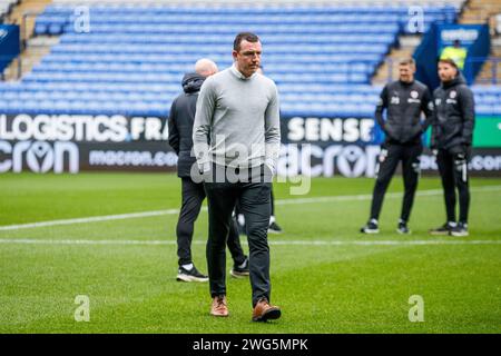 Barnsley FC-Manager Neill Collins während des Spiels der Sky Bet League 1 zwischen Bolton Wanderers und Barnsley im Toughsheet Stadium, Bolton am Samstag, den 3. Februar 2024. (Foto: Mike Morese | MI News) (Foto: MI News/NurPhoto) Credit: NurPhoto SRL/Alamy Live News Stockfoto