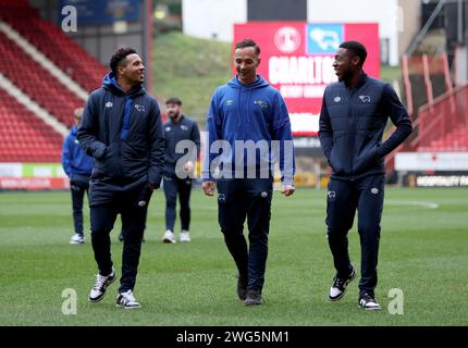 Korey Smith im Derby County, Kane Wilson und Ebou Adams (links-rechts) vor dem Spiel der Sky Bet League One in The Valley, London. Bilddatum: Samstag, 3. Februar 2024. Stockfoto