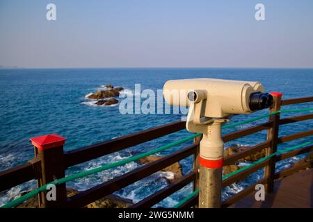 Samcheok City, Südkorea - 28. Dezember 2023: Ein Fernglas auf dem Observatorium bietet einen weiten Blick auf das Ostmeer und ferne Felsen, Enhanci Stockfoto