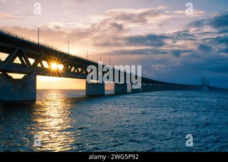 Die Sonne scheint zwischen der oresundbrücke Stockfoto