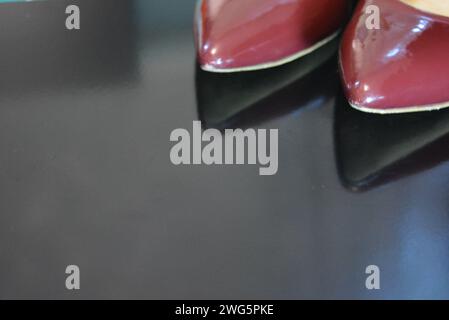 Der reine modische Stil, dunkle Kirschlackschuhe mit spitzer Spitze, Damenschuhe mit Absatzschuhen aus echtem Leder. Stockfoto
