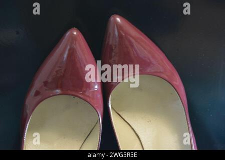 Der reine modische Stil, dunkle Kirschlackschuhe mit spitzer Spitze, Damenschuhe mit Absatzschuhen aus echtem Leder. Stockfoto