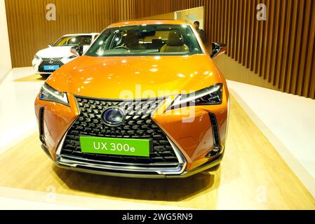 New Delhi - 1. Februar 2024: Das Fahrzeug Lexus UX 300e wird auf der Bharat Mobility Global Expo 2024 in New Delhi in Indien gezeigt. Stockfoto