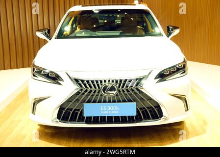 New Delhi - 1. Februar 2024: Das Auto Lexus es 300h wird auf der Bharat Mobility Global Expo 2024 in New Delhi in Indien gezeigt. Stockfoto