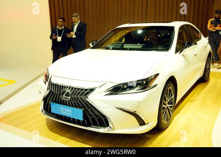 New Delhi - 1. Februar 2024: Das Auto Lexus es 300h wird auf der Bharat Mobility Global Expo 2024 in New Delhi in Indien gezeigt. Stockfoto