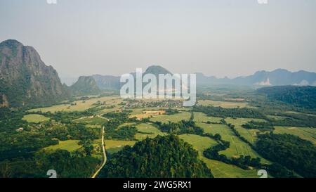 Atemberaubender Blick auf einige Touristen, die Fotos vom wunderschönen Panorama vom Aussichtspunkt Nam Xay in Vang Vieng, Laos, machen. Stockfoto