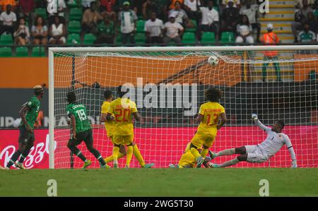 2. Februar 2024: Ademola Olajide Lookman (Nigeria) erzielt das erste Tor des Afrikanischen Nationalcups im Viertelfinale Nigeria gegen Angola im Stade Felix Houphouet-Boigny, Abidjan, Elfenbeinküste. Kim Price/CSM Credit: CAL Sport Media/Alamy Live News Stockfoto