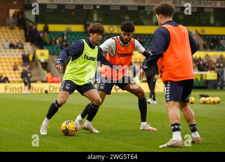 Tatsuhiro Sakamoto in Coventry City (links) und Ellis Simms bereiten sich vor dem Sky Bet Championship-Spiel in Carrow Road, Norwich, auf. Bilddatum: Samstag, 3. Februar 2024. Stockfoto