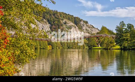 Die berühmte Fußgängerbrücke tatzlwurm über den rhein-Main-donau-Kanal mit Wanderern im Sonnenlicht und herbstlichen Bäumen Stockfoto