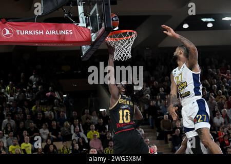 Monaco, Monaco. Februar 2024. John Brown III und Tyler Dorsey, der Spieler von Fenerbahce, sind beim regulären Saisonspiel der Turkish Airlines Euroleague Basketball zwischen AS Monaco und Fenerbahce Beko am 2. februar 2024 in der Salle Gaston-Medecin in Monaco zu sehen. Foto: Laurent Coust/ABACAPRESS.COM. Quelle: Abaca Press/Alamy Live News Stockfoto