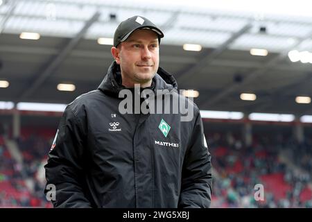 Mainz, Deutschland. Februar 2024. Mainz, Deutschland 03. Februar 2024: 1. BL - 2023/2024 - FSV Mainz 05 vs. SV Werder Bremen im Bild: Trainer Ole Werner (Bremen) auf dem Weg zum Fernsehinterview. // DFL-Vorschriften verbieten die Verwendung von Fotos als Bildsequenzen und/oder Quasi-Video // Credit: dpa/Alamy Live News Stockfoto