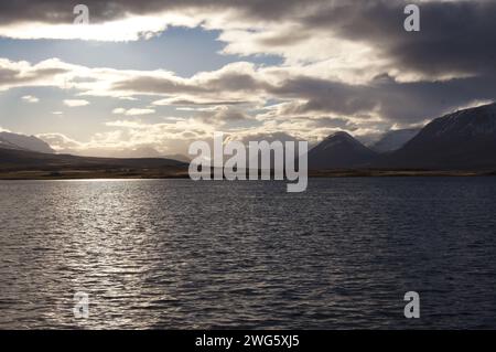 Sonnenuntergang über Eyjafjordur in der Nähe der Stadt Akureyri in Nordisland Stockfoto