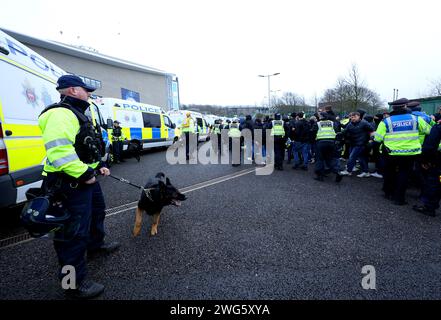 Polizeibeamte begleiten Fans vor dem Spiel der Premier League im American Express Stadium in Brighton zum Stadion. Bilddatum: Samstag, 3. Februar 2024. Stockfoto