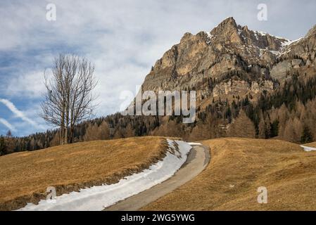 Civetta Resort. Panoramablick auf die Dolomiten im Winter, Italien. Skigebiet in den Dolomiten, Italien. Blick von der Drohne auf die Skipisten und den Berg Stockfoto