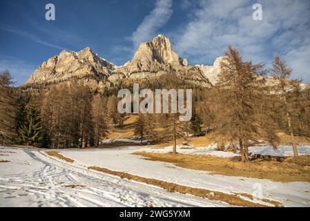 Civetta Resort. Panoramablick auf die Dolomiten im Winter, Italien. Skigebiet in den Dolomiten, Italien. Blick von der Drohne auf die Skipisten und den Berg Stockfoto