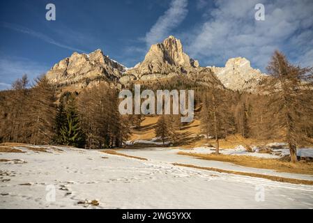 Civetta Resort. Panoramablick auf die Dolomiten im Winter, Italien. Skigebiet in den Dolomiten, Italien. Blick von der Drohne auf die Skipisten und den Berg Stockfoto